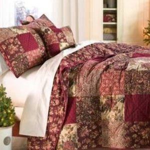 Cranberry Floral Patchwork Quilt Set, In Queen Size